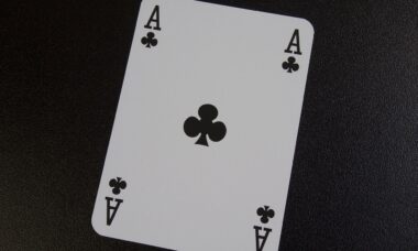 Уэбстер Лим выигрывает третий карьерный титул в покере Triton.